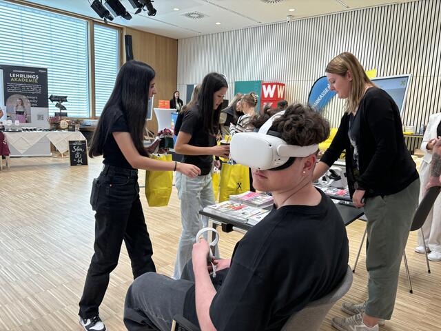 Einen virtuellen Blick in ihre Zukunft durften die Schüler in der WK Imst werfen. | Foto: Perktold