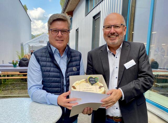 Seitens der Stadtgemeinde St. Andrä stellte sich Vizebürgermeister Andreas Fleck mit einer süßen Überraschung ein. | Foto: Privat