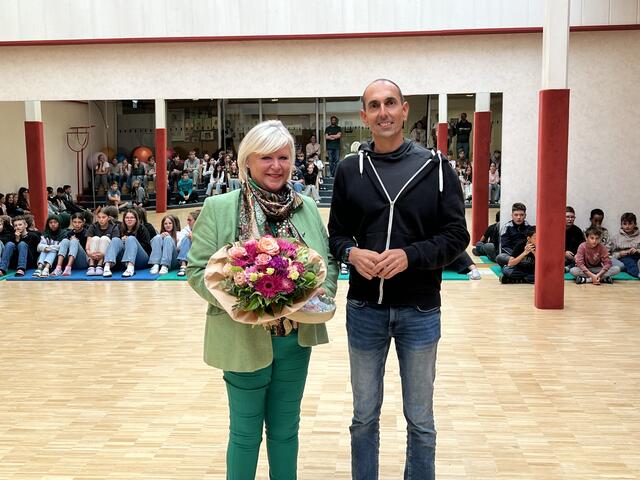 Die scheidende Direktorin Eva Neumann mit Daniel Thönig, der interimistisch mit der Leitung der Mittelschule St. Anton am Arlberg betraut wurde.  | Foto: MS St. Anton am Arlberg