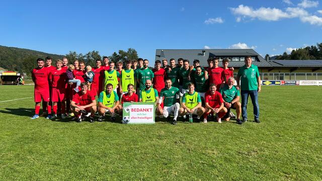Die Reserve- und Kampfmannschaft des SC Hainfeld, bedankt sich bei Helfern | Foto: SC Hainfeld