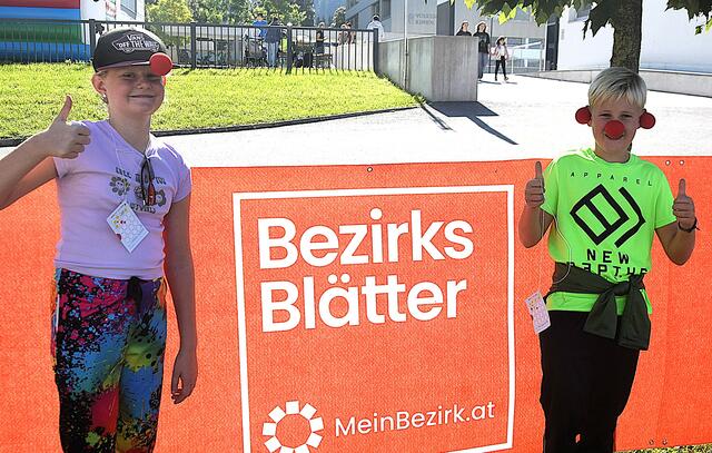 Auch die BezirksBlätter unterstützten den Rote-Nasen-Lauf. Im Bild und Daumen hoch, Johanna und Andreas.  | Foto: Schwaighofer