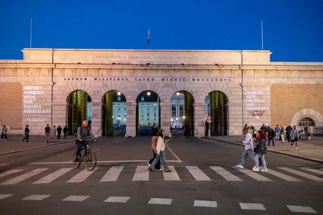 Eine Lichtinstallation am Burgtor sorgt derzeit für Aufsehen. Es handelt sich um eine Mahnwache der Jüdischen Hochschüler:innen. | Foto: Ouriel Morgensztern/ JöH