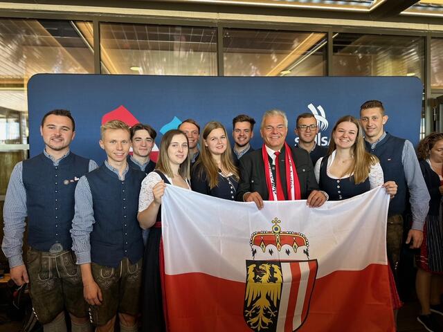 Das oberösterreichische World Skills-Team mit WKOÖ-Vizepräsident Leo Jindrak – Fabian Reisinger (li.) trat bei den Landmaschinentechnikern an. | Foto: WKOÖ