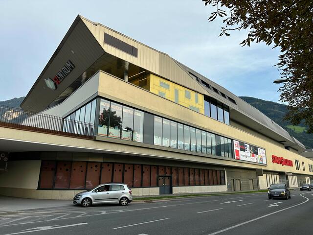 In der Nacht von Freitag auf Samstag, 21. September fand in den Stadtgalerien Schwaz eine Musikveranstaltung statt. Bei dem Versuch, in den VIP-Bereich zu kommen, stürzte eine 20-Jährige im Außenbereich ab und stürzte 15 bis 20 Meter in die Tiefe.  | Foto: ZOOM.TIROL