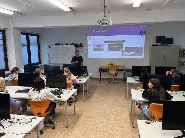 Gespannt lauschten die SchülerInnen der 1B dem Vortrag zum Thema Daten. | Foto: HLW FW Kufstein