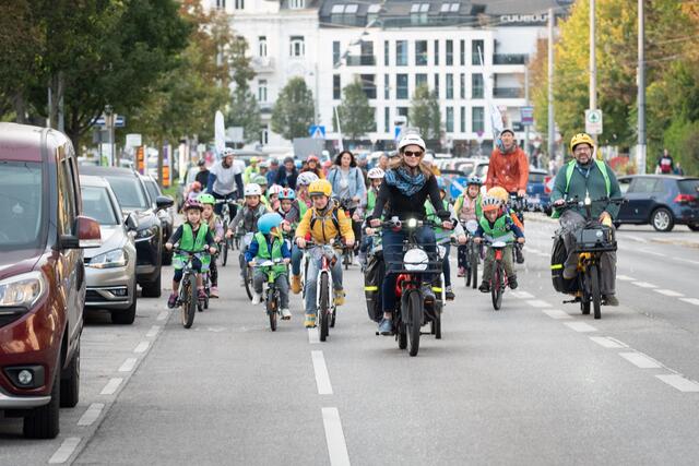 Der Bici-Bus ist zurück in Döbling. Kinder werden so auf Gefahrenstellen am Weg zur Schule aufmerksam gemacht. | Foto: Andrea Leindl