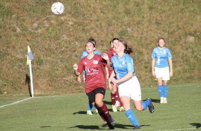 Lisa Kloibhofer (roter Dress) erzielte alle vier Tore. Archivbild - die Aufnahme stammt von einem Spiel gegen Windischgarsten im Oktober 2023. | Foto: MeinBezirk Perg