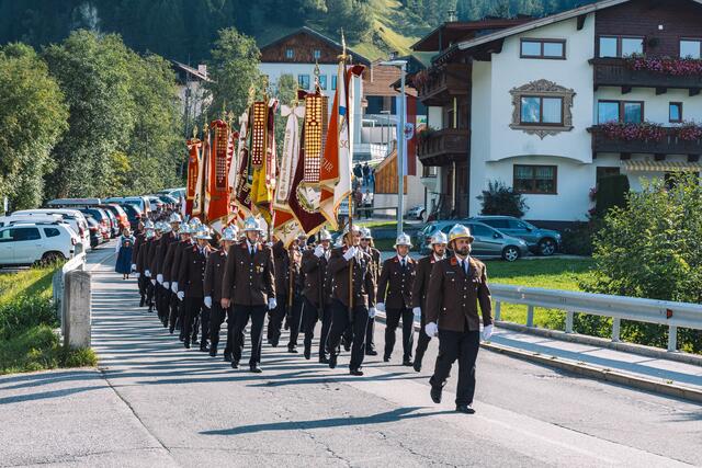 Zahlreiche Fahnenabordnungen der Feuerwehren aus dem Abschnitt Wipptal kamen zur Fahrzeugsegnung nach Navis. | Foto: Pernsteiner