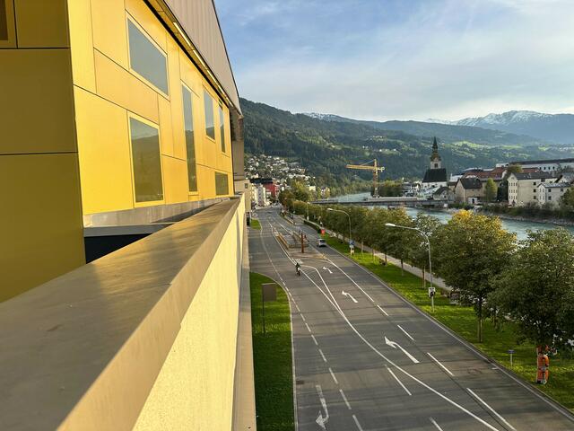 In der Nacht von Freitag auf Samstag, 21. September fand in den Stadtgalerien Schwaz eine Musikveranstaltung statt. Bei dem Versuch, in den VIP-Bereich zu kommen, stürzte eine 20-Jährige im Außenbereich ab und stürzte 15 bis 20 Meter in die Tiefe.  | Foto: ZOOM.TIROL