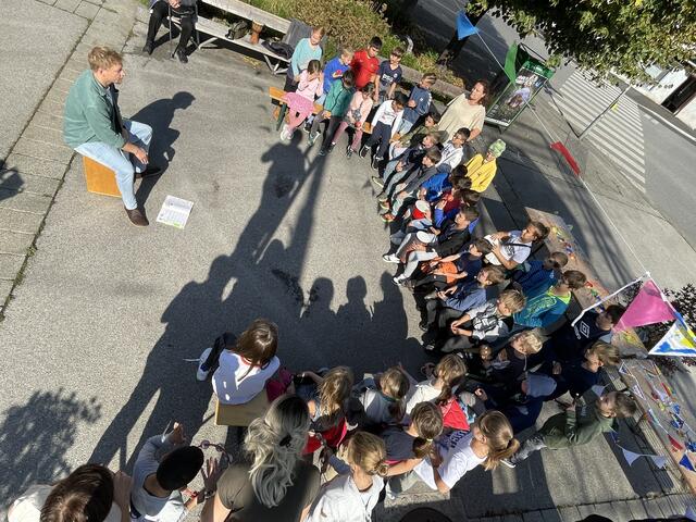 Im Rahmen eines Aktionstages widmete sich die Initiative Lebenswertes Andritz der Mobilität, während Schülerinnen und Schüler der VS Viktor Kaplan den Andritzer Hauptplatz in ein Klassenzimmer verwandelten. | Foto: Initiative Lebenswertes Andritz