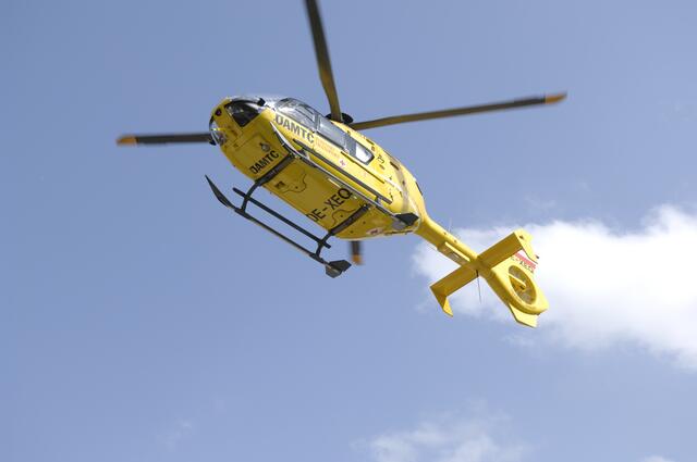Der Rettungshubschrauber flog den verletzten Motorradfahrer ins Krankenhaus. | Foto: Santrucek