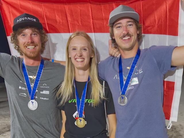 Roland Brunnbauer aus St. Lorenz und sein Flugpartner Norbert Winkler mit Jennifer Plöschberger (Bronze in der Frauenwertung). | Foto: Brunnbauer