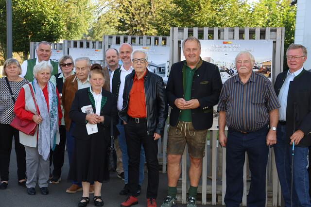 Johann Schleich (M.) unter anderem mit St. Peters Bürgermeister Reinhold Ebner (3.v.r.)  | Foto: Schleich 