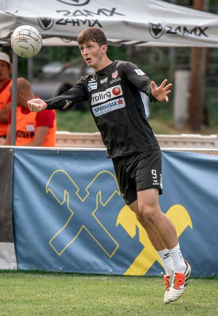 Jonas Aigner vom Grieskirchner Team bei einem Abwehr-Manöver. | Foto: Jasmin Preslmayr