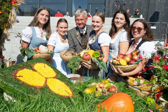 BürgermeisterJosef Liendl mit den Damen der neu gegründeten Tanzgruppe Hoamatgfühl unter der Leitung von Jacqueline Polka | Foto: Foto: Dieter Arbeiter