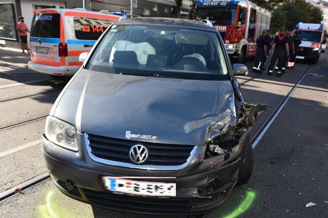 In den frühen Morgenstunden kam es zu einer Kollision zwischen einem Auto und einem Motorrad. Der Motorradfahrer wurde schwer verletzt ins Krankenhaus geflogen.  | Foto: LPD Wien