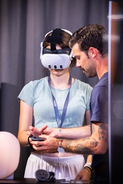 Pädagogisch ausgebildete Trainer unterstützen die Schülerinnen und Schüler auf ihrer Reise durch den Talent Parcours und im Workshop.  | Foto: WKOÖ