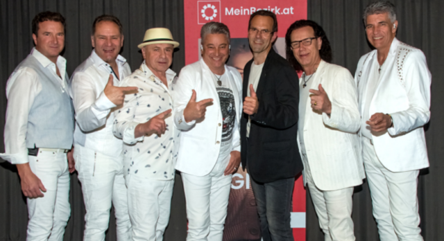 Das steirische Sextett – hier mit Veranstalter Peter Eibl - sorgt seit über 20 Jahren in Eisenstadt für beste Stimmung | Foto: Josef Steiger