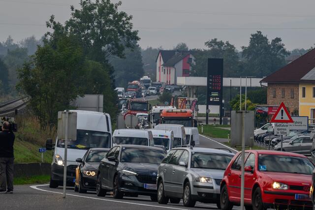 Der Verein DoNeubrücke wies bei einer Protestaktion darauf hin, dass im Jahr 2028 womöglich keine befahrbare Donaubrücke in Mauthausen besteht. | Foto: fotokerschi.at/Kerschbaummayr