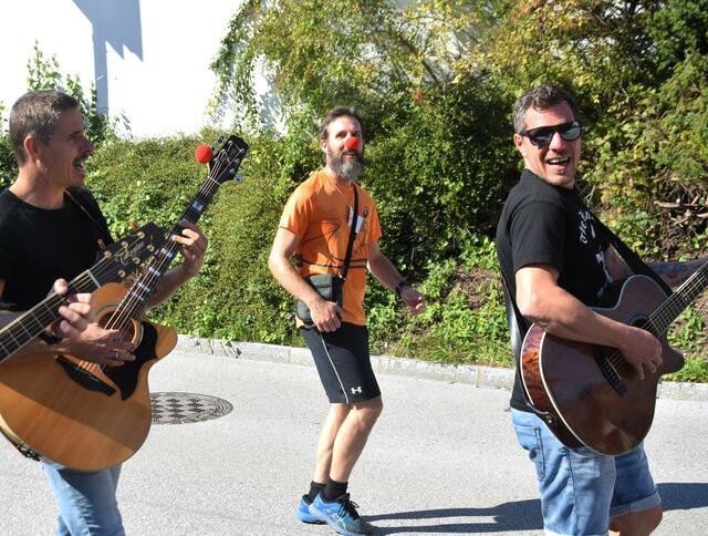 Mit Musik-Begleitung auf die Rote-Nasen-Laufrunde. | Foto: Schwaighofer