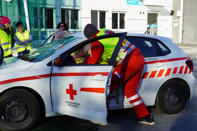 Hier wurde geübt, eine reglose Person aus einem Auto zu retten. | Foto: Nicole Hettegger