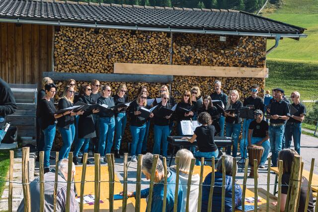 Auch lokale Chöre, wie hier der Chor Happy Voices aus Fulpmes, waren vertreten und trugen mit ihren Darbietungen zur perfekten Stimmung bei. | Foto: Pernsteiner