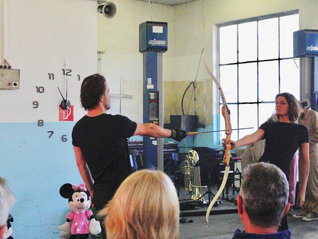 Finale des Festivals „werkstatt" in der VW-Werkstatt mit „The Artist Is Present", das HofTheater Höf//Präbach brachte eine zeitweise atemberaubende musikalische Performence. 