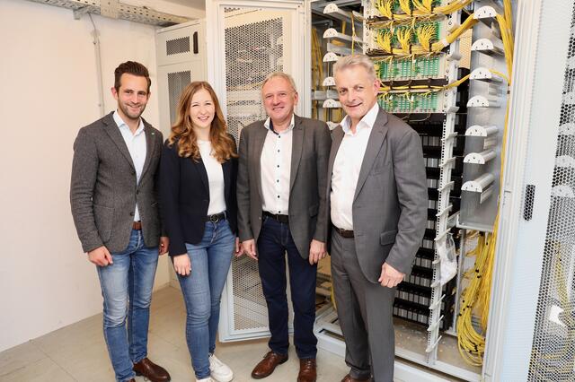 "Turbo-Internet": LAbg. Lukas Schnitzer, StS Claudia Plakolm, Bgm. Johann Fiedler und Alfred Pufitsch im zentralen Netzknotenpunkt. | Foto: Alfred Mayer
