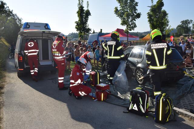 Ein Highlight des diesjährigen Festes war eine von der Gesunden Gemeinde Hinzenbach organisierte Schauübung des Roten Kreuzes Eferding und der FF Hinzenbach. | Foto: Gemeindeamt Hinzenbach