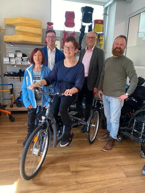 Die Freude über das neue Rad steht Ulrike Krois ins Gesicht geschrieben. Mit ihr freuten sich ihre Mutter, Rudi Grünanger, Winfried Sepin und Manuel Lettner (Fa. Sepin).
 | Foto: Privat