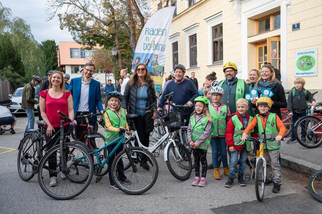 Stadträtin Ulli Sima (3.v.l.) und Bezirksvize Thomas Mader (3.v.r.) traten gemeinsam mit den Kids in die Pedale.  | Foto: Andrea Leindl