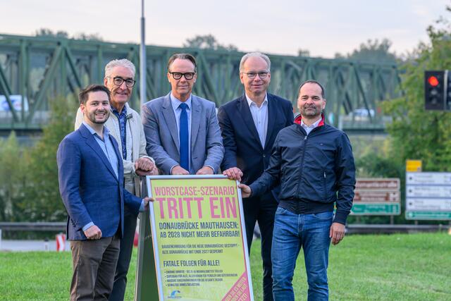 Zeno Montecuccoli, Geschäftsführer Junge Industrie Niederösterreich, Johannes Hödlmayr, einer der Gründungsväter der Initiative sowie des Vereins "DoNeubrücke", Joachim Haindl-Grutsch, Geschäftsführer der Industriellenvereinigung OÖ, Michael Grininger, Bereichsleiter Human Resources bei Engel Austria und Hannes Pils von der Firma CEMTEC. | Foto: fotokerschi/Kerschbaummayr