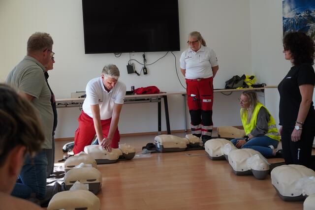Im Kursraum wurde die richtige Reanimation geübt. | Foto: Nicole Hettegger