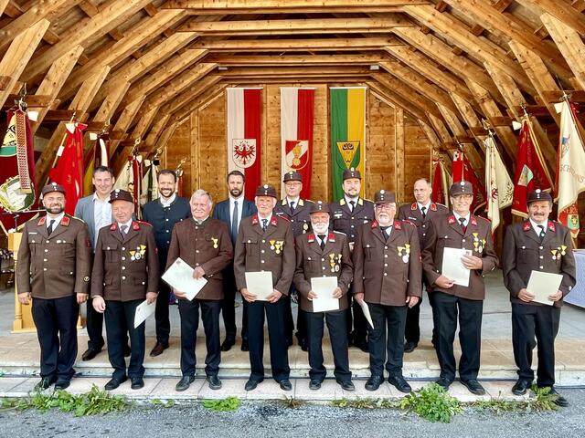 Ehrungen für 50 Jahre Mitgliedschaft in der Freiwilligen Feuerwehr Innernavis wurden überreicht. | Foto: privat
