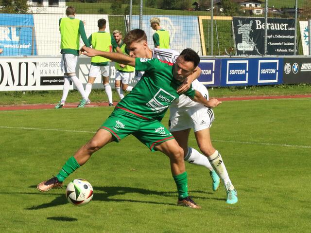 Philipp Viertler (Wacker, in Weiß) hielt St. Johanns Andi Lovrec in Schach | Foto: Habison