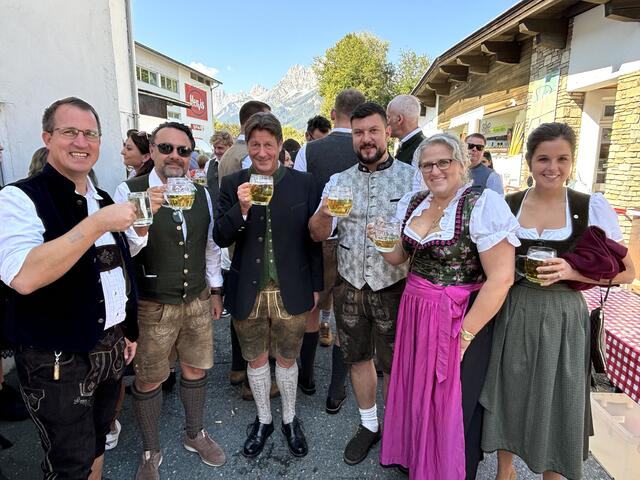 Offizielles "Prost" auf das legendäre Knödelfest mit Bgm. Stefan Seiwald (Mi.) und dem Fuldabrücker Bgm. Andreas Damm (li.). | Foto: Kogler