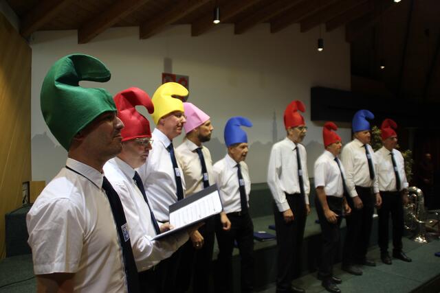 Als Zwerge verkleidet brachten die Sänger mit dem Lied „Hei-ho,hei-ho“ aus „Schneewittchen und die sieben Zwerge“ vor allem die vielen Kinder zum Lachen. | Foto: Manfred Jordan