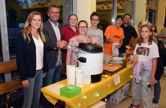 Schulleiterin Caroline Mayerhofer und Mittelschulgemeinden-Obmann Christoph Kny (von links) mit dem Elternverein beim Buffet im Rahmen des Kennenlernfestes der Europa Sport Mittelschule. | Foto: Bernhard Garaus