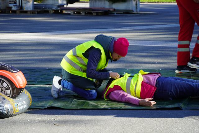 Auch die richtige Helmabnahme will geübt sein. | Foto: Nicole Hettegger