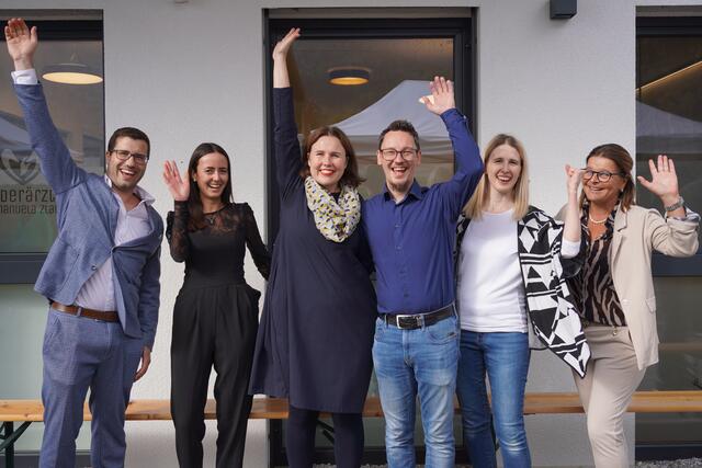  Dr. Manuela Zlamy und Dr. Med.Univ. Maximilian Pattiss feierten beide das einjährige Jubiläum ihrer Praxen zusammen mit ihrem Team.  | Foto: Alicia Martin Gomez