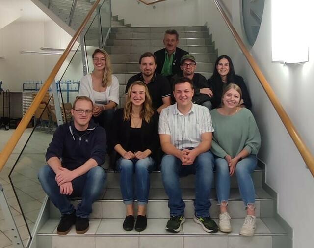 Untere Reihe von links:
Patrik Breitner, Vanessa Krause, Lukas Baumann, Rebecca Lagg
Mittlere Reihe von links:
Sabrina Engeler, Thomas Hofmann, Mario Langmann, Regina Keller
Oben: Pauli Paulweber | Foto: SVR Badminton