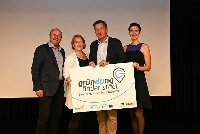 Eisenstraße-Obmann Stv. Bürgermeister Franz Aigner, Bettina Rehwald (Eisenstraße NÖ), Eisenstraße-Obmann Bürgermeister Werner Krammer, Anna Janz (Eisenstraße NÖ)
 | Foto: Eiseinstraße Niederösterreich
