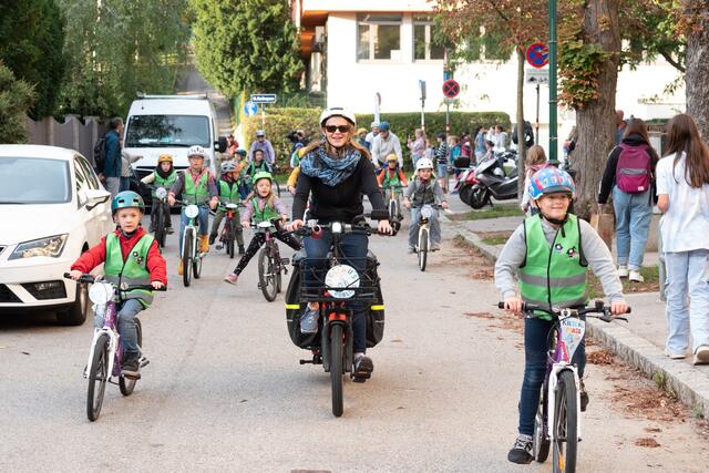 Eltern und Kinder fahren gemeinsam. | Foto: Andrea Leindl