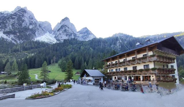der Gasthof, die Gosaukammbahn, und die Gipfel des Gosaukamms (entschuldigt bitte dass ich die Personen so dilettantisch gelöscht habe) | Foto: I.Wozonig