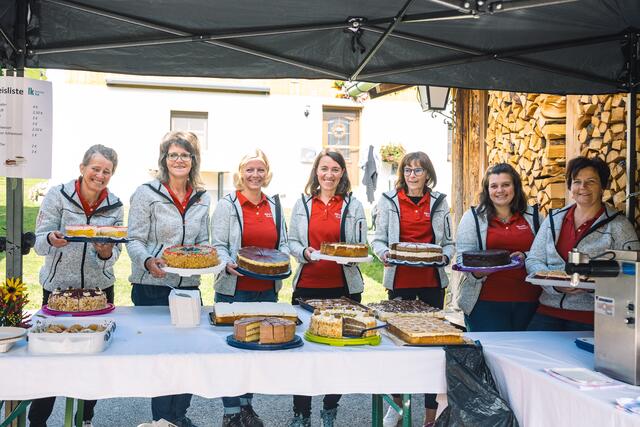 Der Reinerlös der verkauften Kuchen und des Kaffees der Schmirner Bäurinnen wurde den Hochwasseropfern in Niederösterreich gespendet. | Foto: Pernsteiner