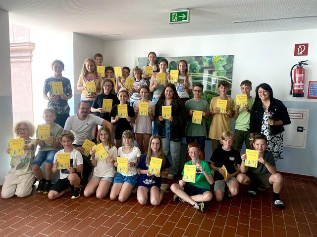 Schüler der 2D-Klasse präsentierten ihr selbst gestaltetes Märchenbuch. | Foto: BG Tanzenberg