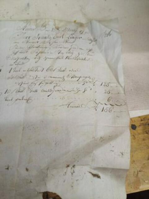 In dem historischen Möbelstück befanden sich 20 kleine Geheimschubladen, in denen sich - zum Teil noch ungeöffnete - Briefe aus dem Jahr 1790 befanden. | Foto: Antiquitäten Kurz