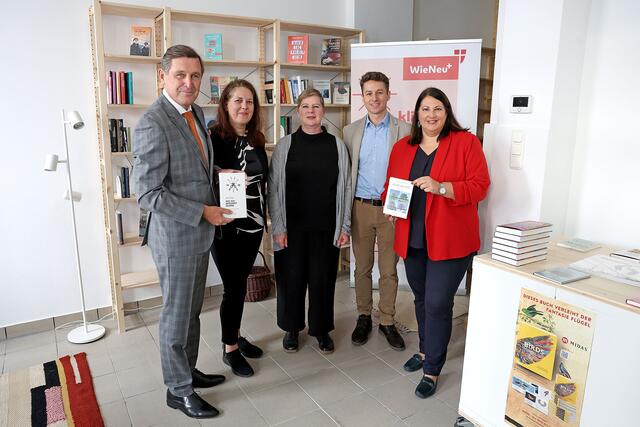 (v.l.n.r.) Peter Hanke (Finanz- und Wirtschaftsstadtrat), Christine Dubravac-Widholm (SPÖ,Bezirksvorsteherin Brigittenau), Andrea Wittmann (Buchhändlerin), Stephan Hartmann (WieNeu+), Kathrin Gaál (Vizebürgermeisterin &amp; Wohnbaustadträtin). | Foto: Stadt Wien/Martin Votava