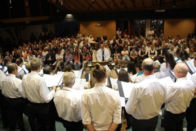 Das Kemater Gemeindezentrum war zum Bersten voll: Erwachsene, Jugendliche und Kinder erlebten einen begeisternden Sangesabend.  | Foto: Manfred Jordan
