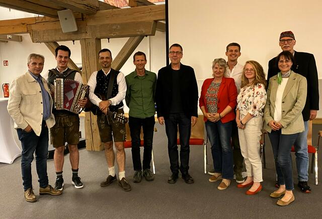 V.l.: Christian Vötter (Leopold Kohr®-Akademie), Lukas Krahbichler, Toni Krahbichler, Christian Lorenz Müller (Gemeinschaftsgarten PaRadieschen), Moderator Niko Paech (Universität Siegen), Susanne Erhart, Andreas Auer (beide frauenanderskompetent), Sarah Friembichler (Werkschulheim Felbertal), Thomas M. Weiger (Universität Salzburg) und Susanna Vötter-Dankl (Leopold Kohr®-Akademie): | Foto: Tauriska